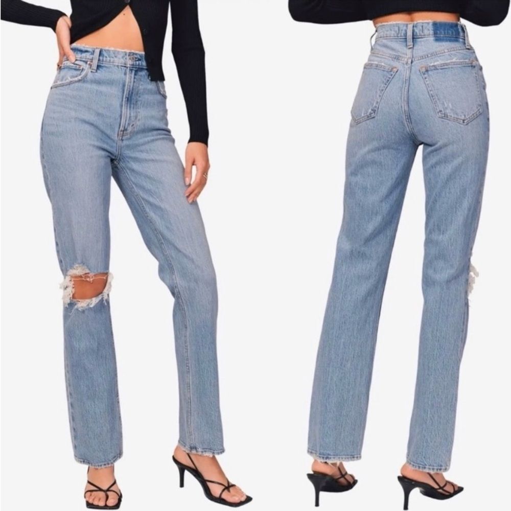 A&F The 90s Straight Ultra high rise Jean Size 8 extra Short
Ripped knee